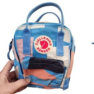Fjallraven Kanken Art Sling Mini crossbody Geometric Pattern 
 blue pink